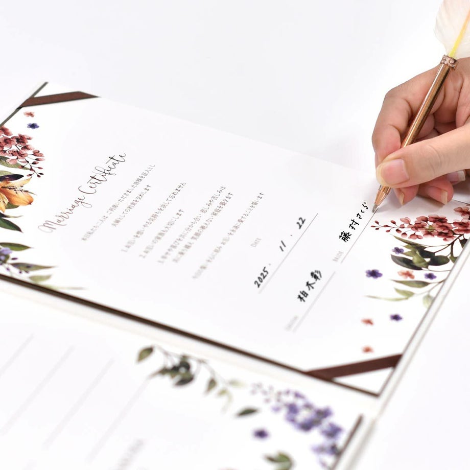 結婚証明書に署名する新郎新婦