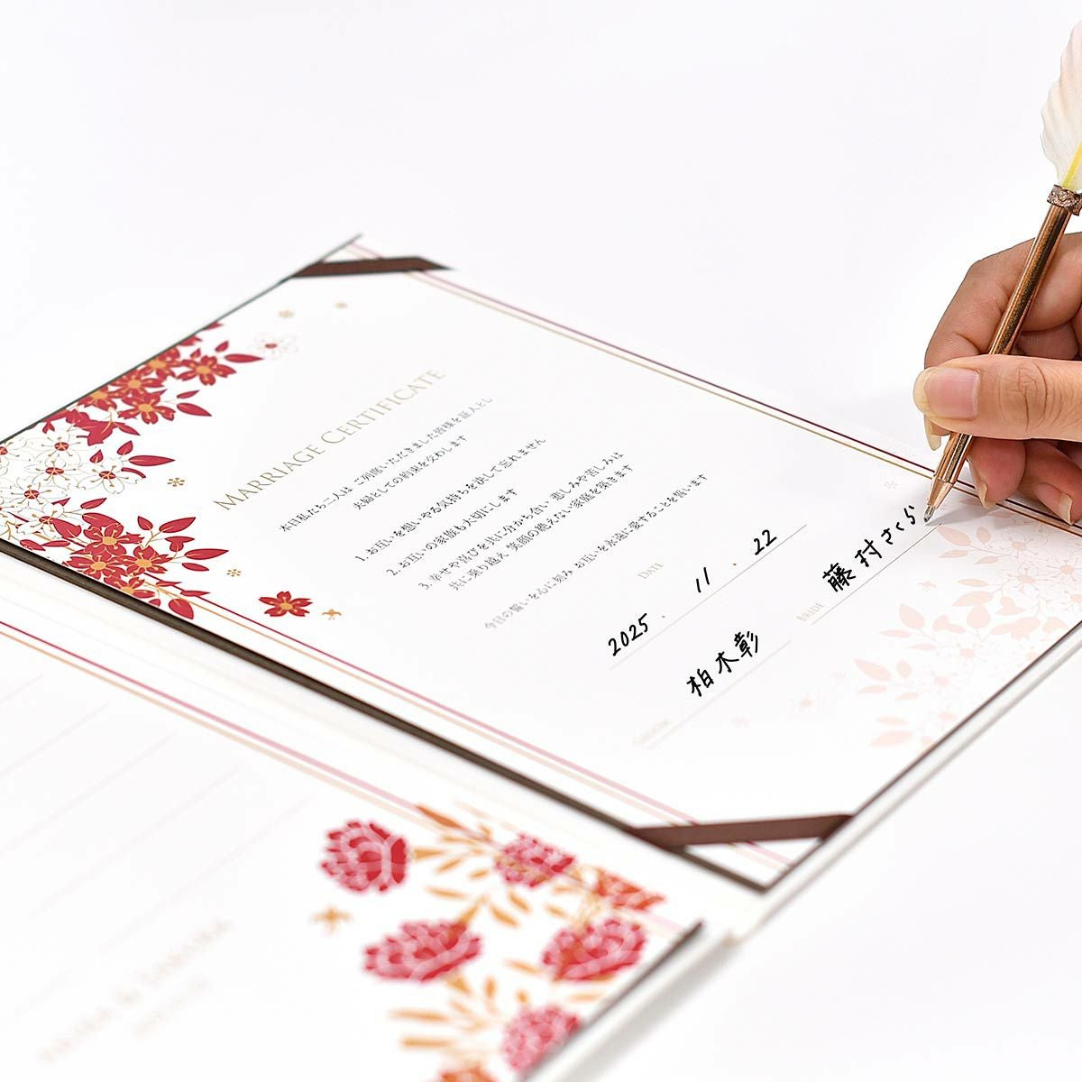 結婚証明書にサインしている新婦