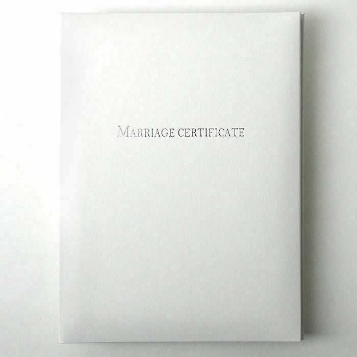 結婚証明書カバーは純白にシルバーで英文字が箔押しされたシンプルかつスタイリッシュな仕様