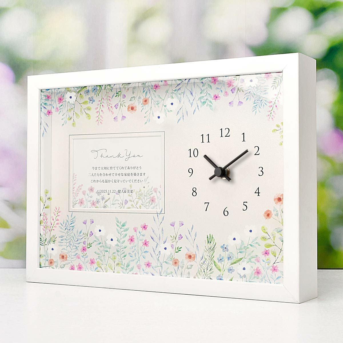 奥行のあるフレームの表面に、可憐な花々がプリントされた透明シートを配置