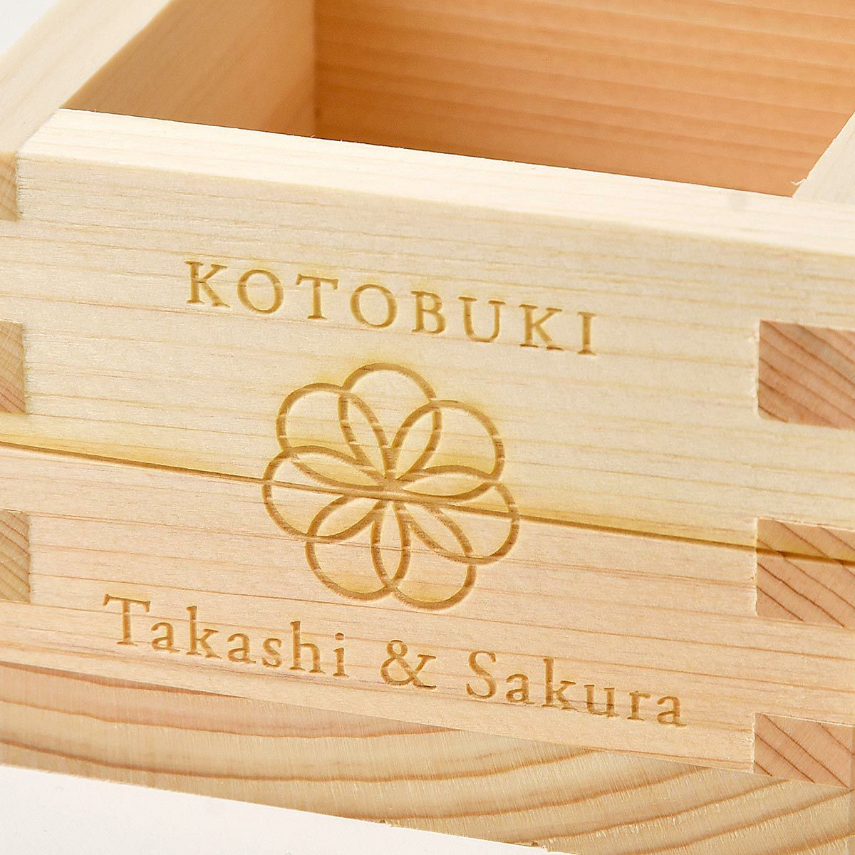 檜の枡にレーザー刻印で名入れする和風デザインの顔合わせ会記念品