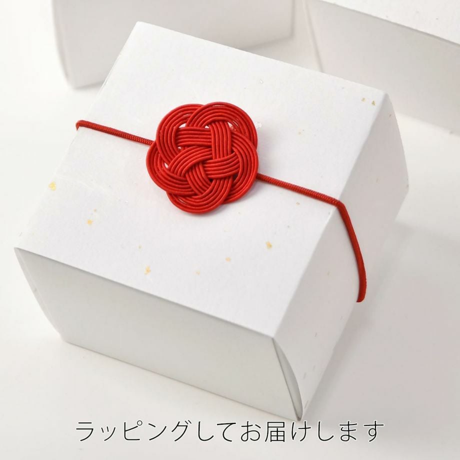 白箱に入れて朱色の梅結び付きラッピングをしてお届け