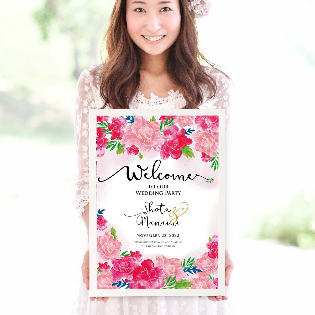 海外風のおしゃれなお花のイラストのウェルカムボードを持つ花嫁