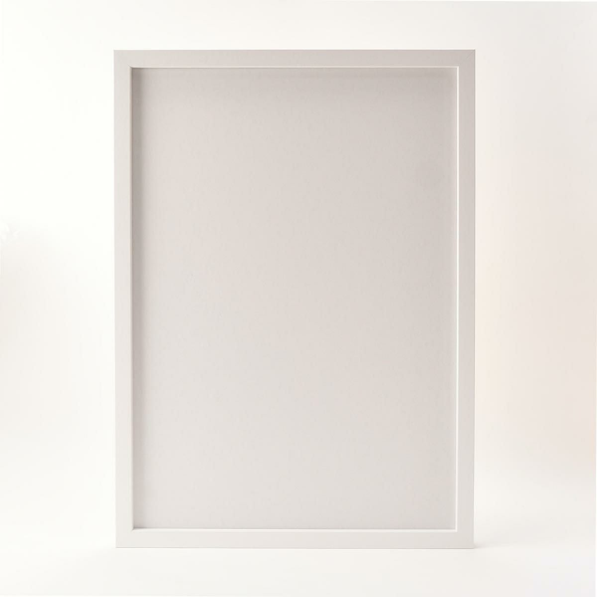 どんなデザインにもなじむシンプルなホワイトフレーム正面