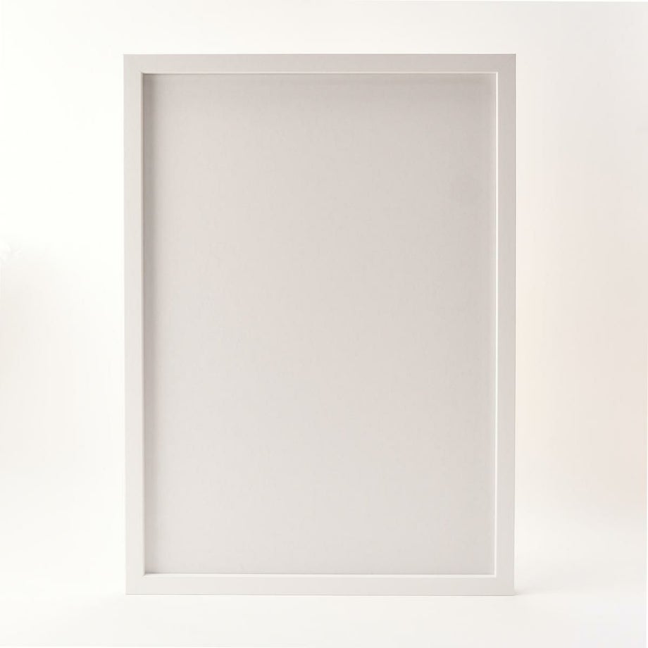 どんなデザインにもなじむシンプルなホワイトフレーム正面