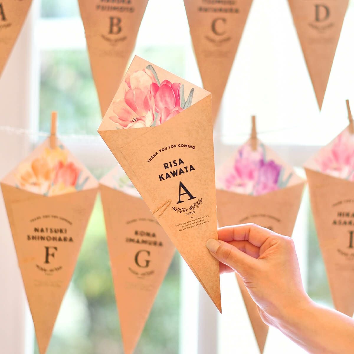 自分の名前が書かれたエスコートカードを探したゲスト