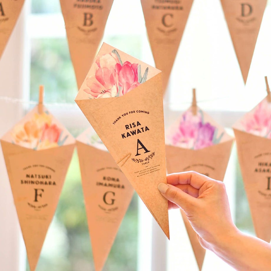 ミニブーケのようにチューリップのお花がプリントされたエスコートカード