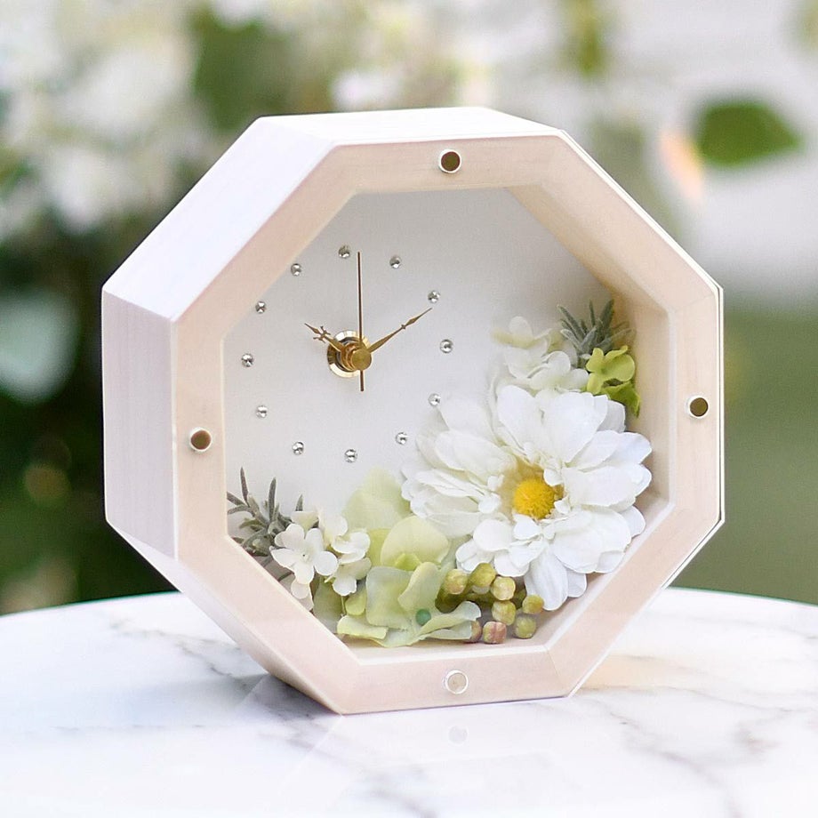 縁起のいいフォルム、幸せを招く形と言われる八角形の時計