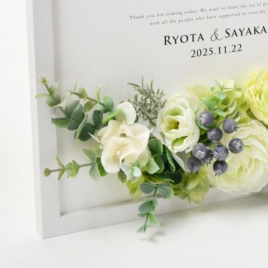 結婚式にふさわしい純白フレームのウェルカムボード