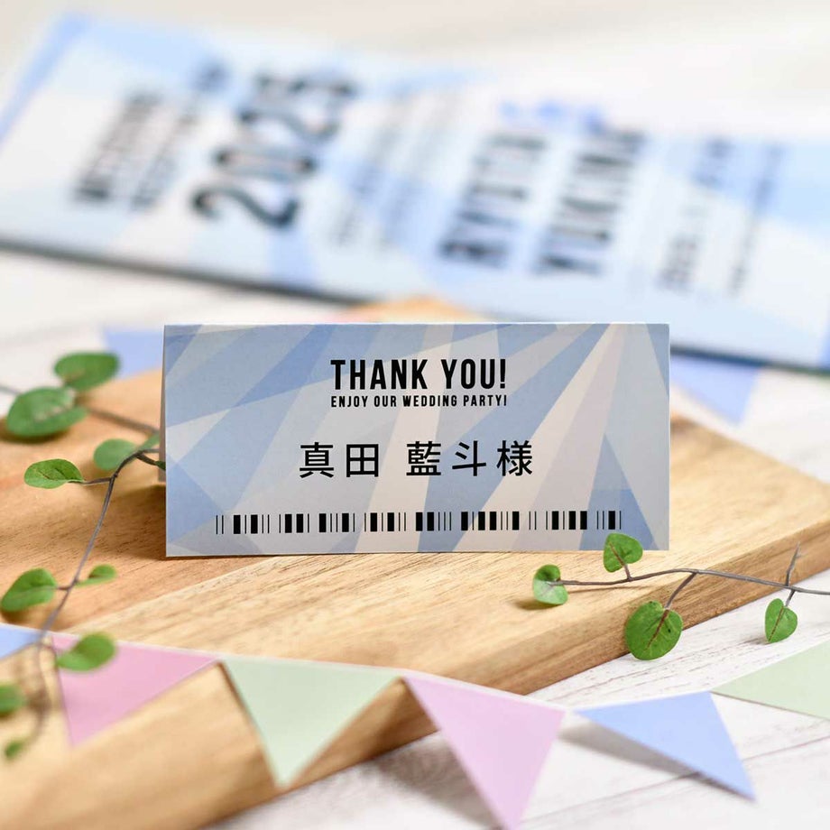 「音楽が好き！」「出会いがフェスだった」「最 初のデートがコンサート」そんなお二人の 結婚式のテーマは“音楽” で決まり！コンサート風席札