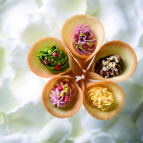 カラフルなクリームをラングドシャ生地でくるりと巻いた小さな花束みたいなお菓子セット