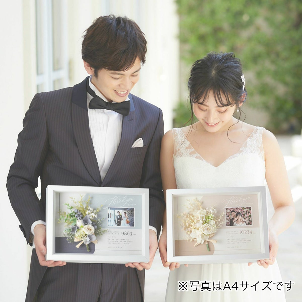 両家食事会で両親へ花時計を贈呈する花嫁