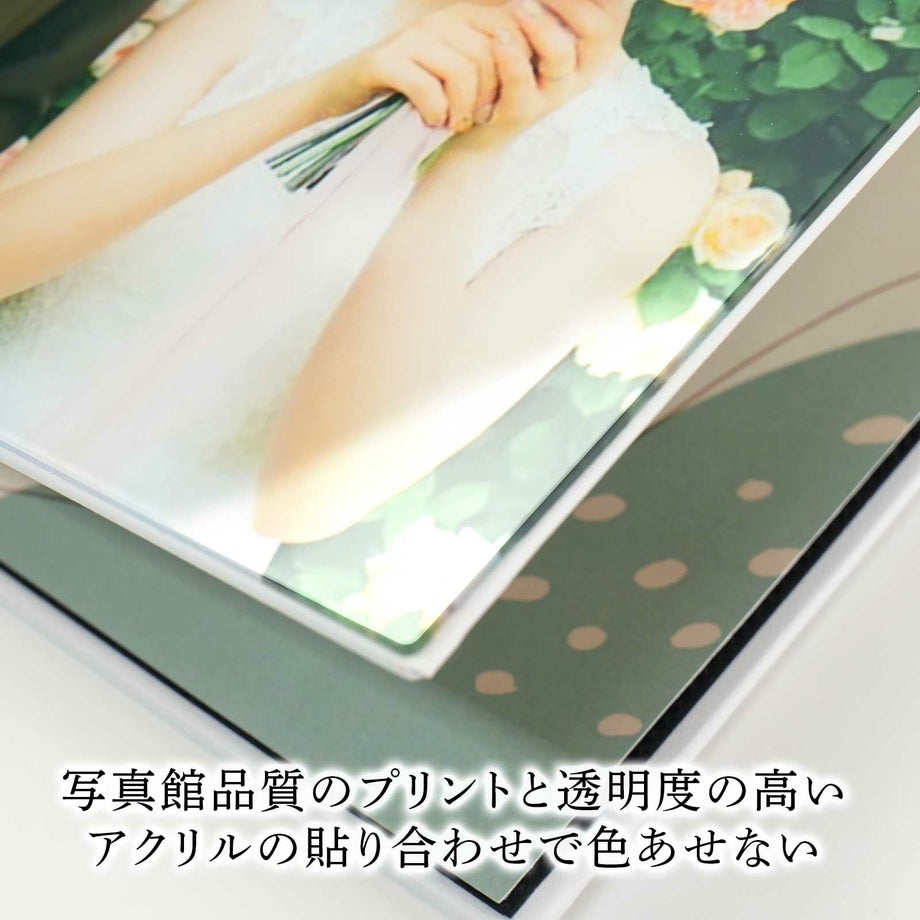 写真館品質のプリントと透明度の高いアクリルの貼り合わせで色あせない結婚証明書