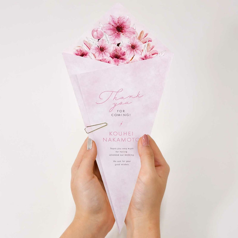 さくらの花束みたいなおしゃれな席札メニュー表を持つゲスト