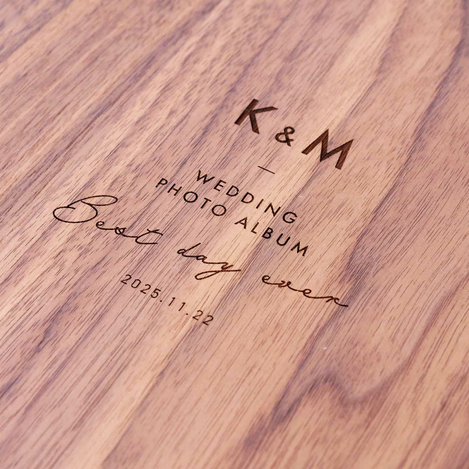表紙には新郎新婦様のイニシャル、挙式日をシンプルに刻印を施し特別感もアップ