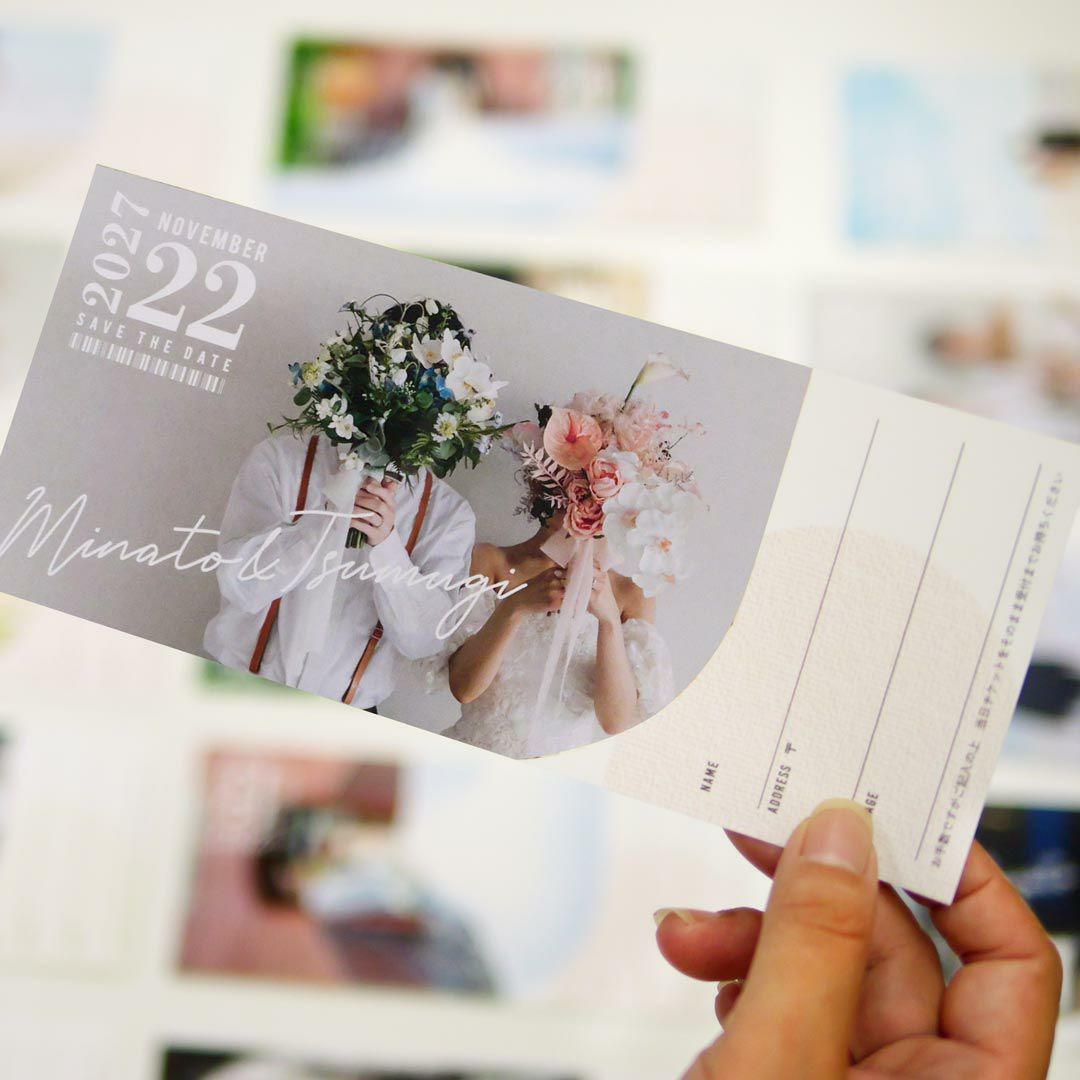 写真入りチケット招待状を手で持っている