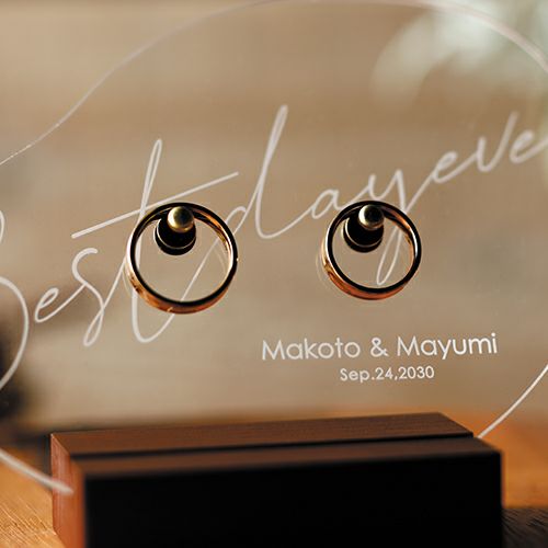 透明感あふれるアクリルリングピローにお二人の指輪をかけて