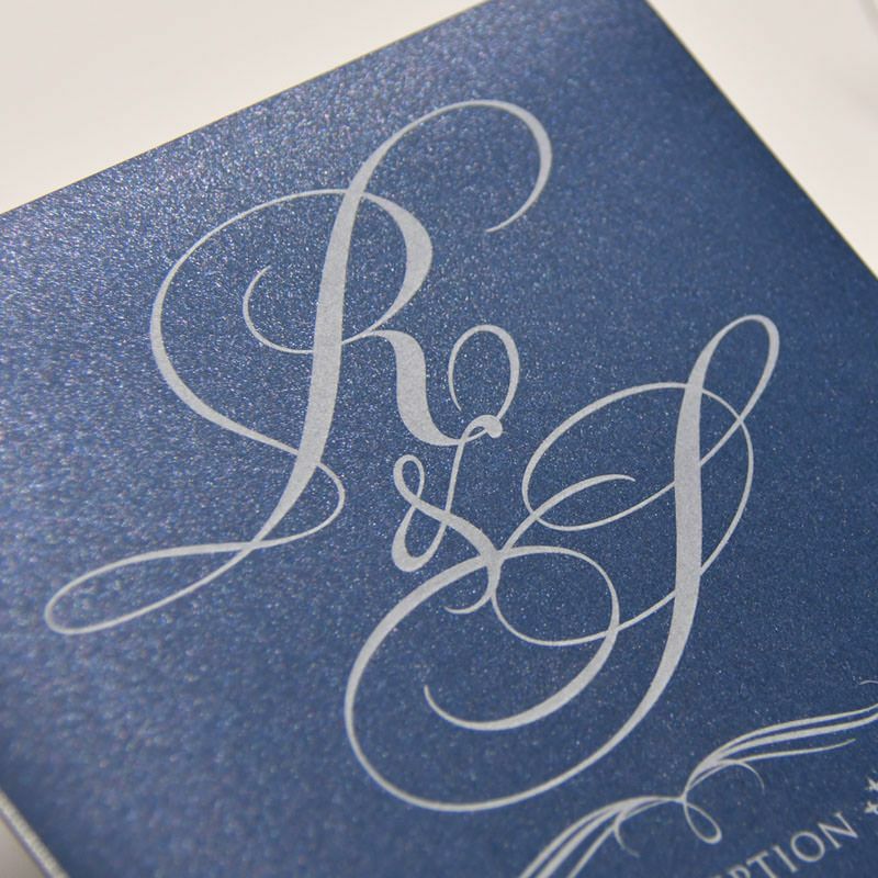 キラキラ輝くラメに大胆なイニシャルデザインが印象的な席次表完成品オーダー