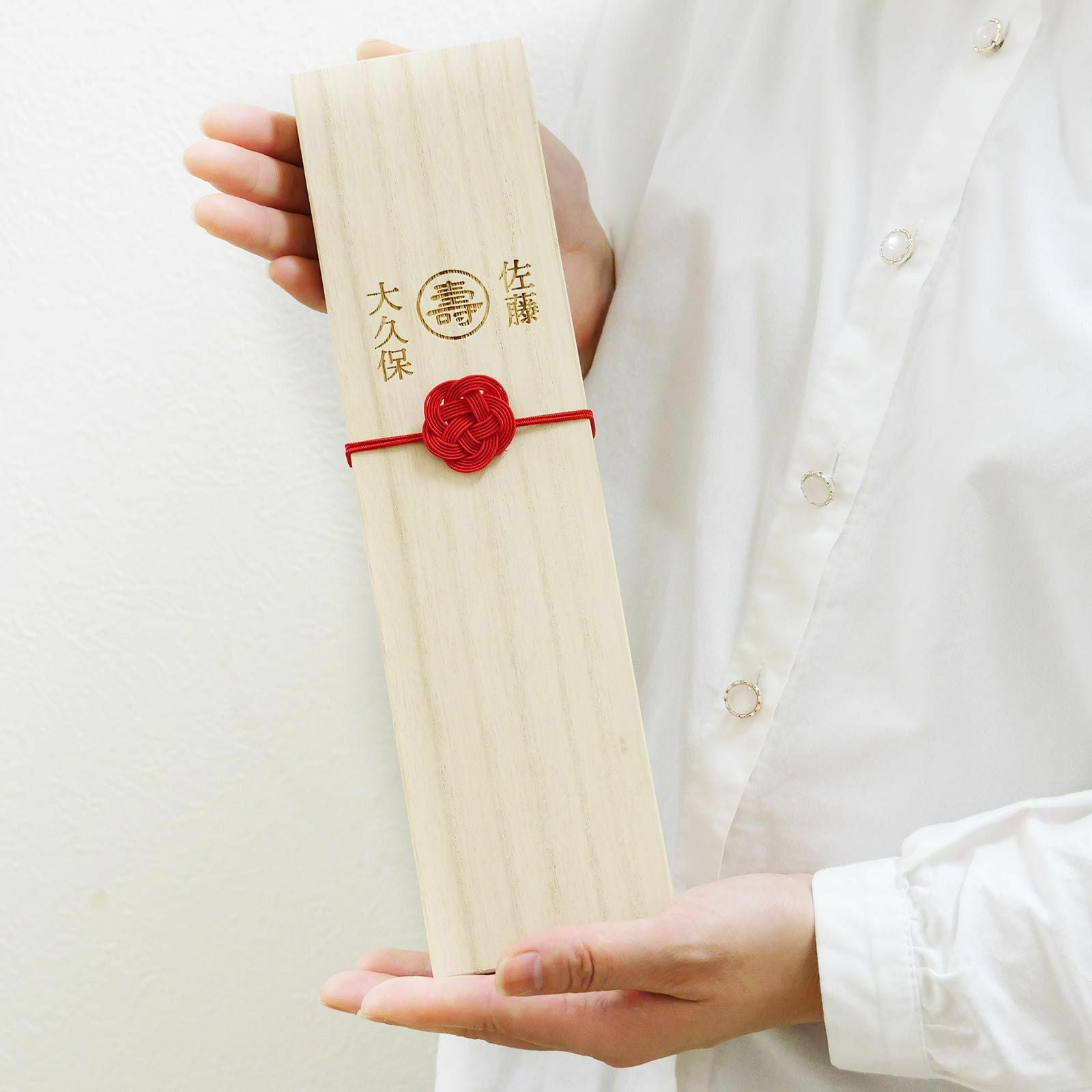 お花モチーフゴム付き名入れ桐箱を持っている