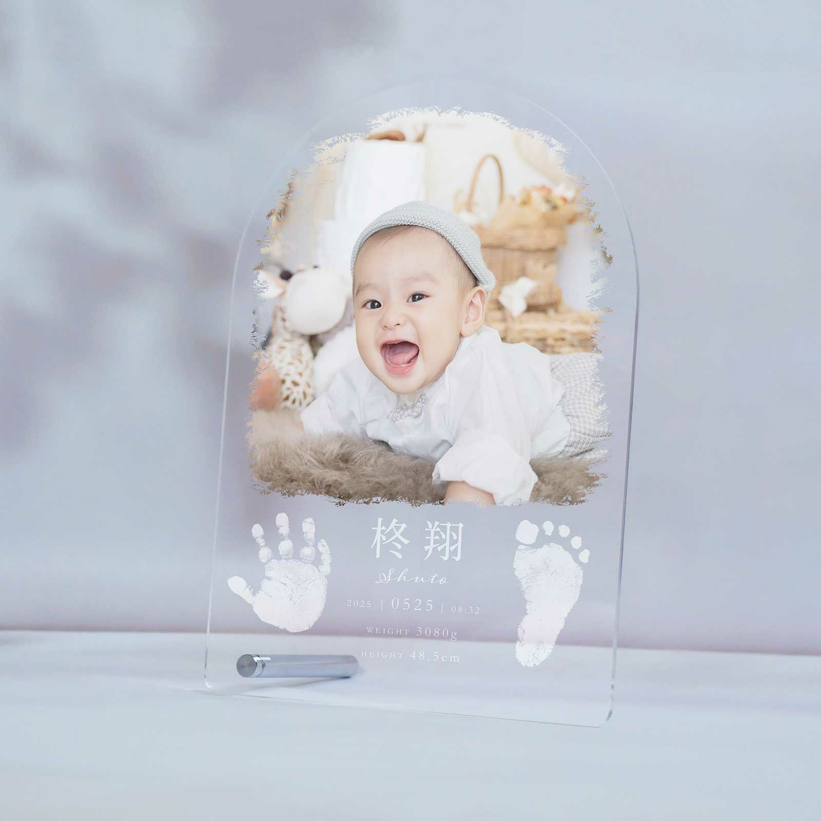 手足形データをバランスよく配置した透明感あふれるアクリル命名書
