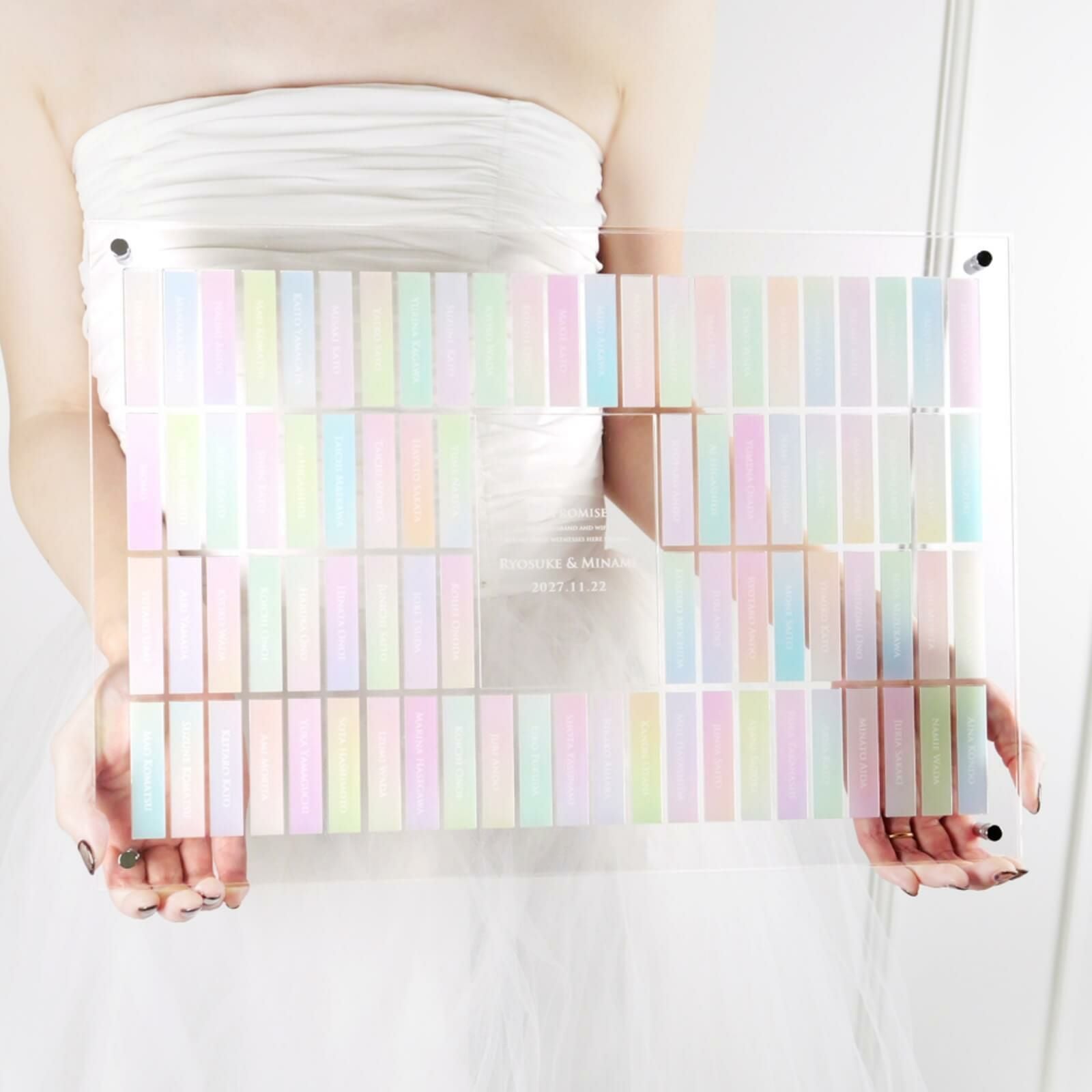 60枚・82枚タイプの結婚証明書を手に持つ花嫁様