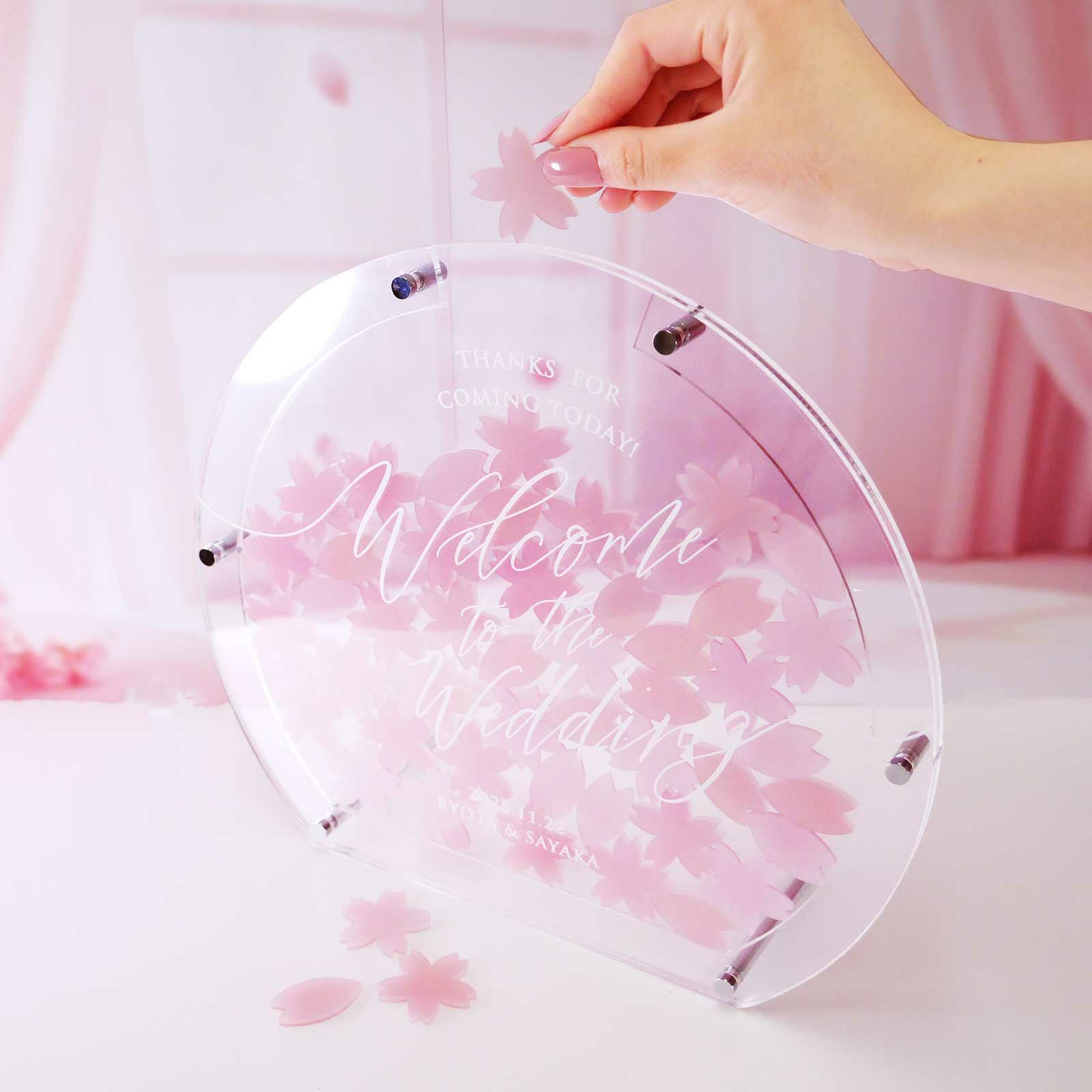 ミルキーピンクがかわいい桜型ピースを入れるだけだから誰でも楽しく参加できる演出