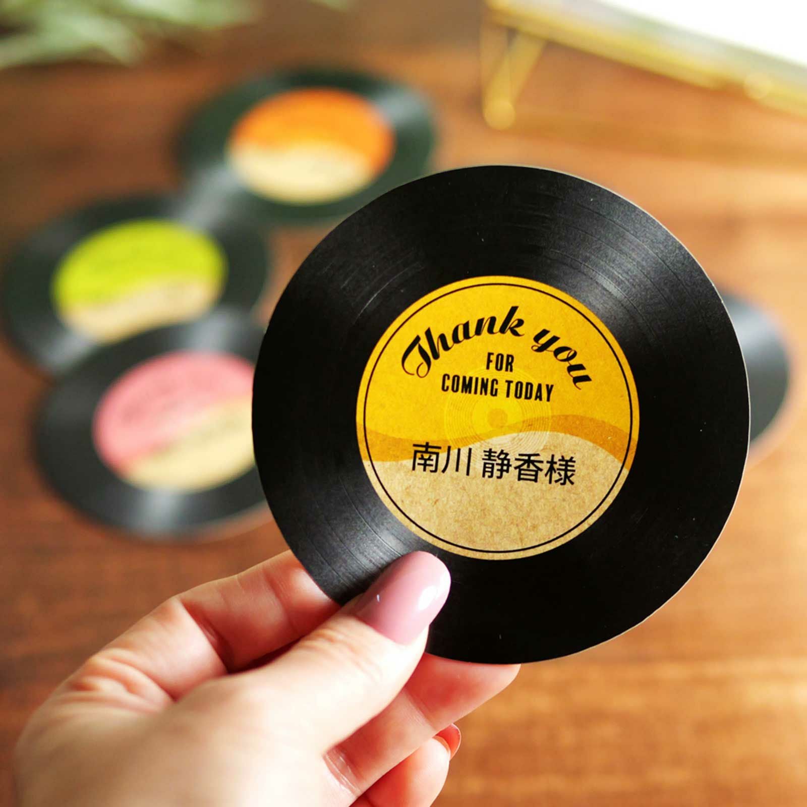 ちょこんと飾れるミニサイズがかわいいレコード風デザインの席札