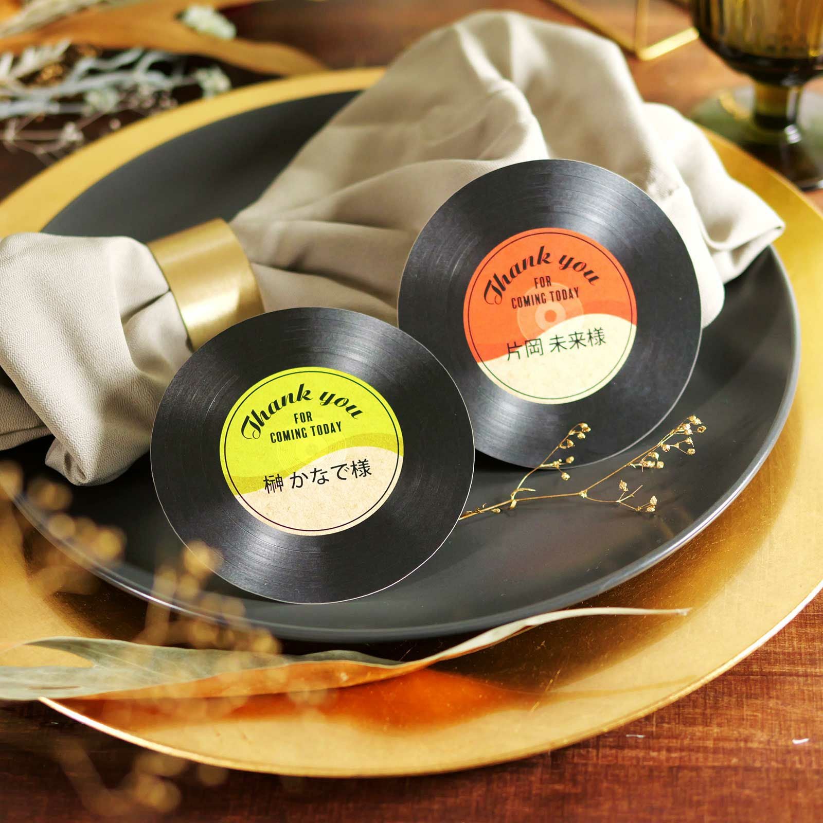 テーブルコーデをカラフルに演出するレコード席札