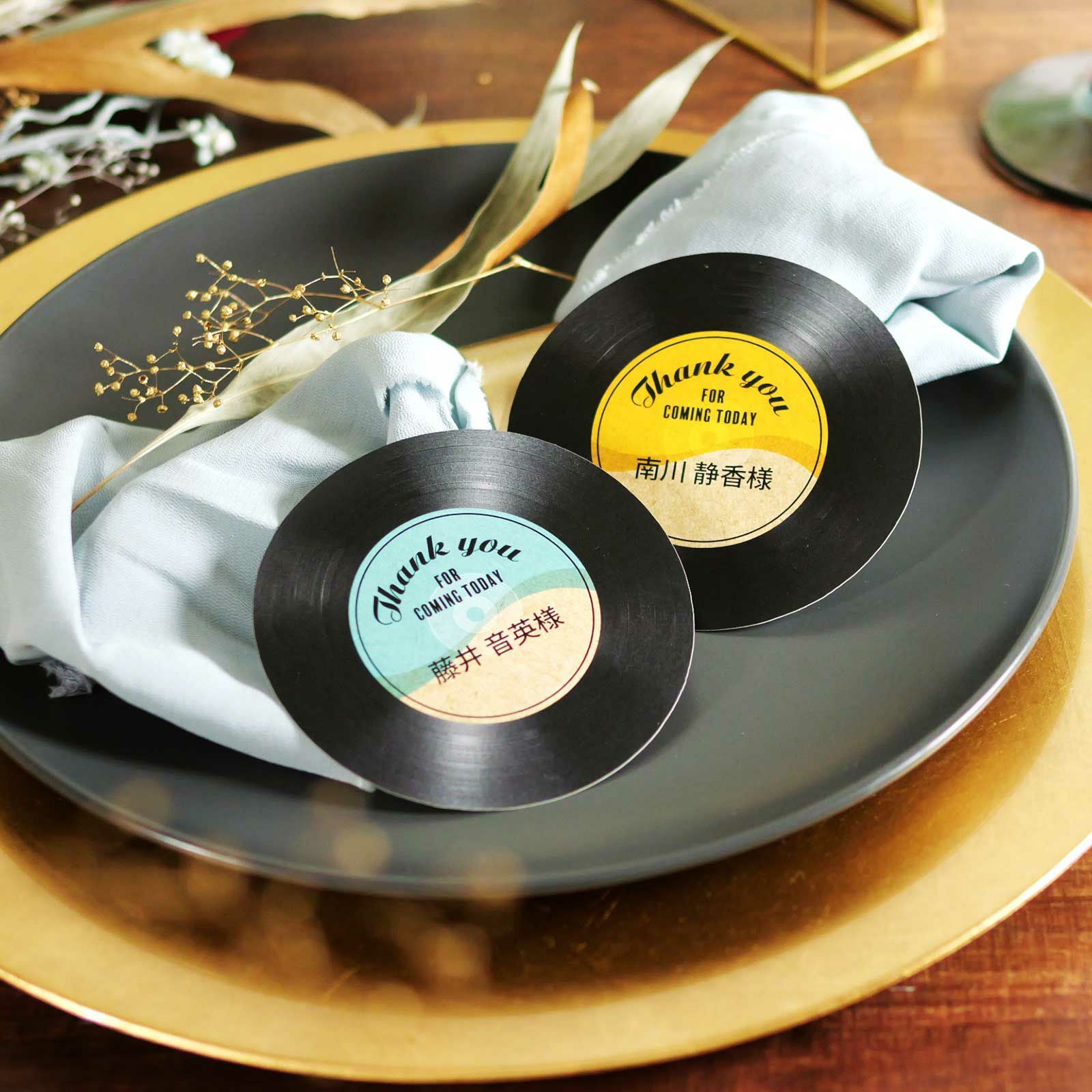 テーブルが華やかになるカラバリのレコード風席札