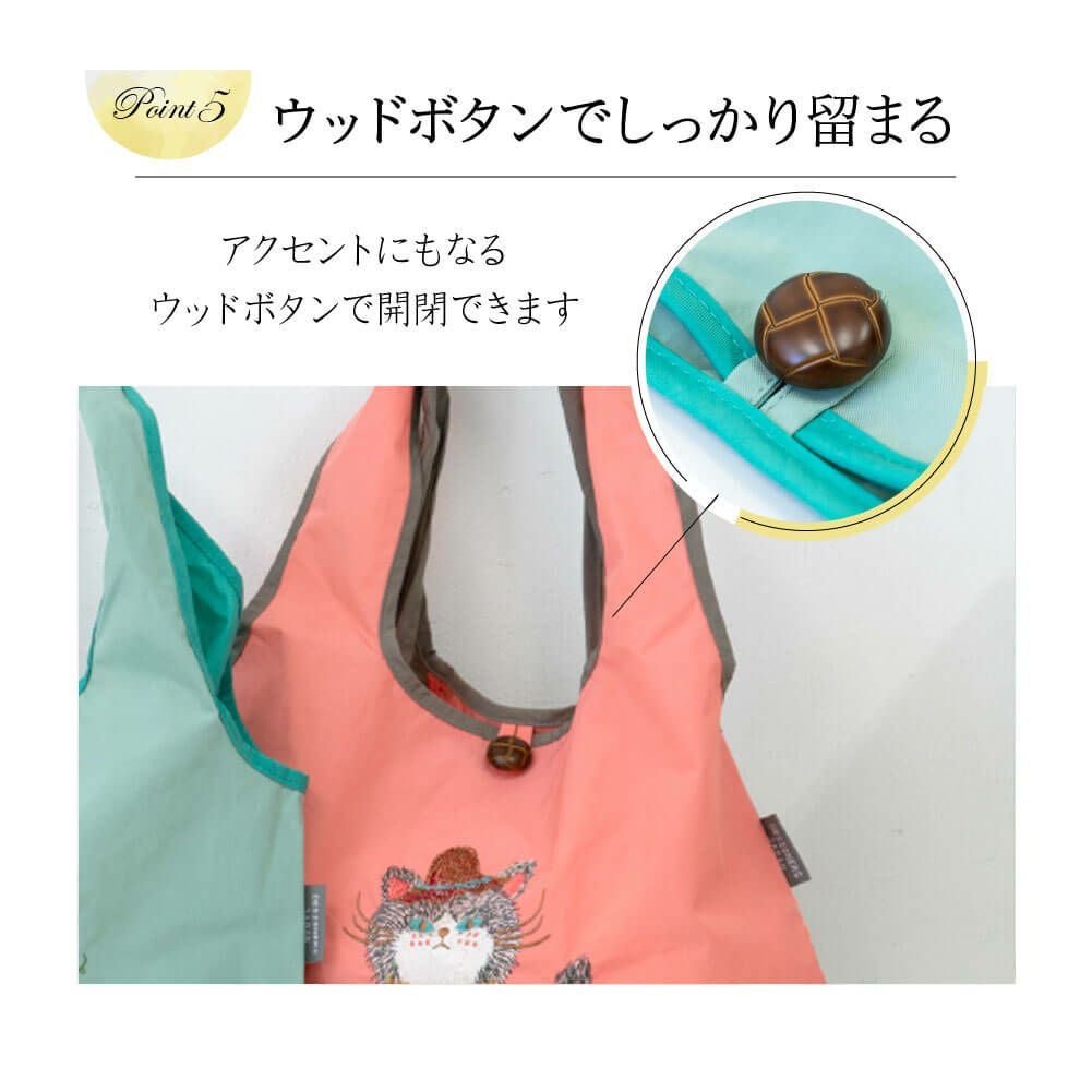 アクセントにもなるウッドボタンでしっかり留まるトートバッグ