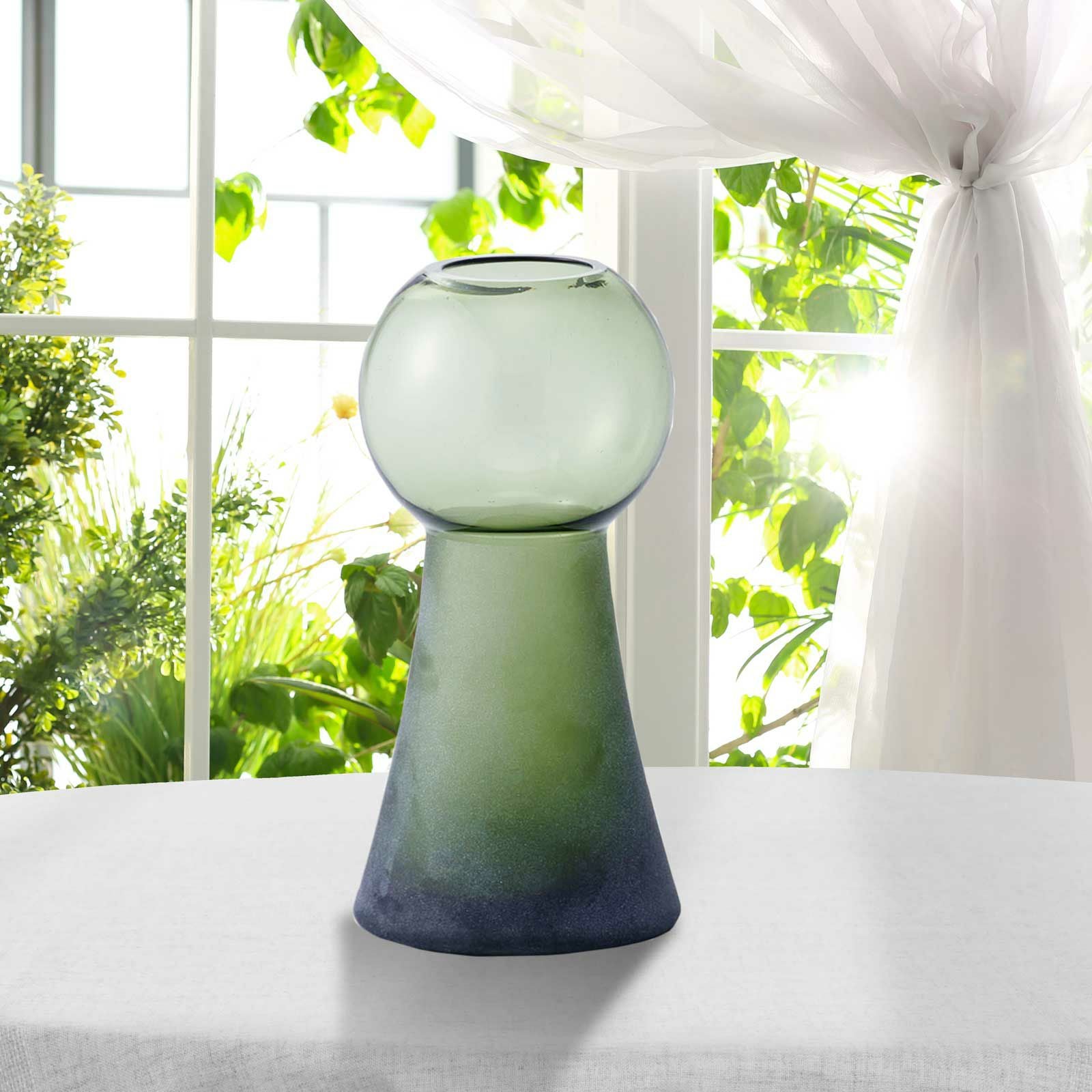 ユニークな形のグリーンのフラワーベース