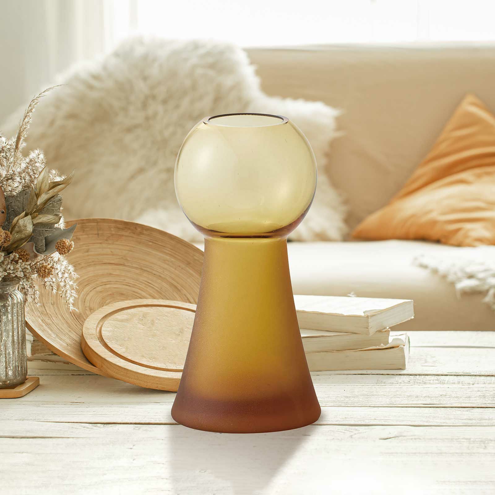 形がユニークなアンバーのフラワーベース