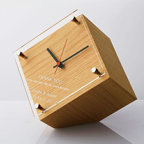 ナチュラルな質感とモダンなデザインの時計