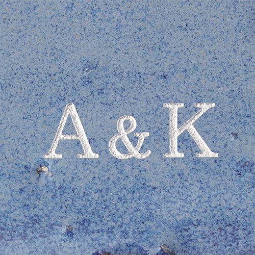 名入れご希望で新郎新婦様のイニシャルを彫り込みます