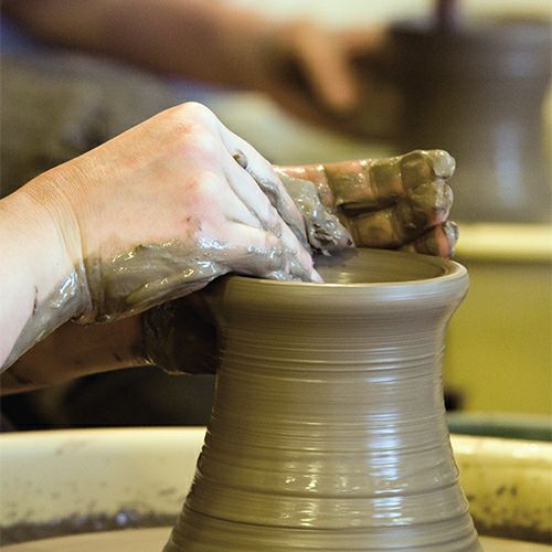 美術品の一面も併せ持つ、わびさびの趣を今に伝える土と炎の芸術、信楽焼