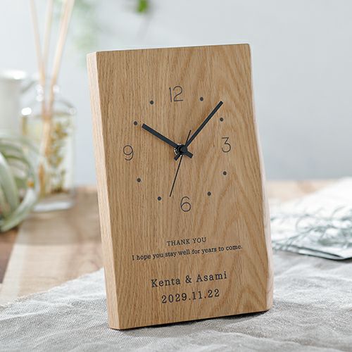 美しい木目と自然な造形が印象的な時計