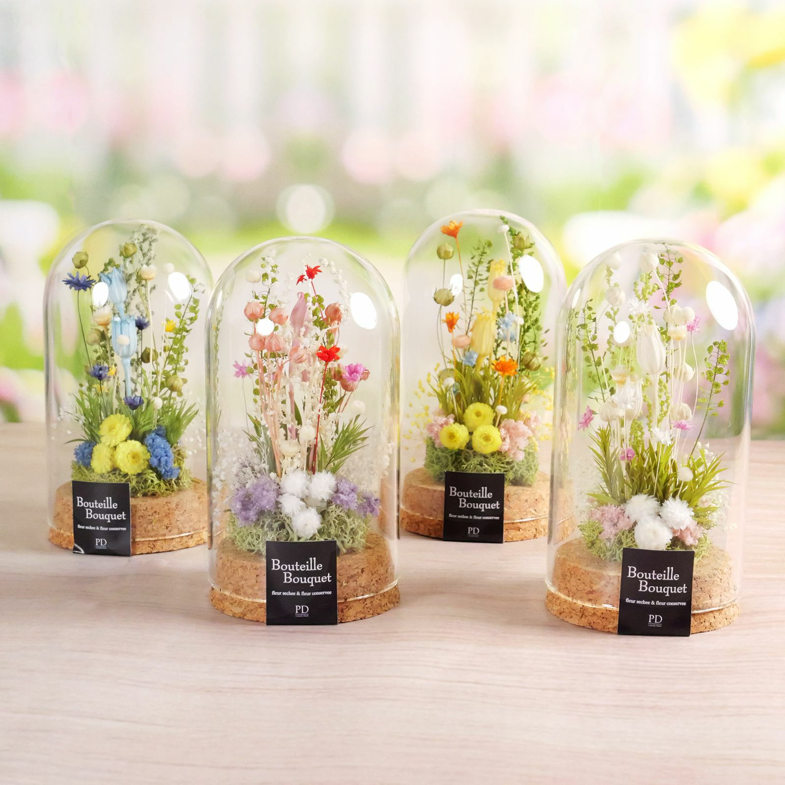 可愛らしいお花アレンジのガラスドームフラワー