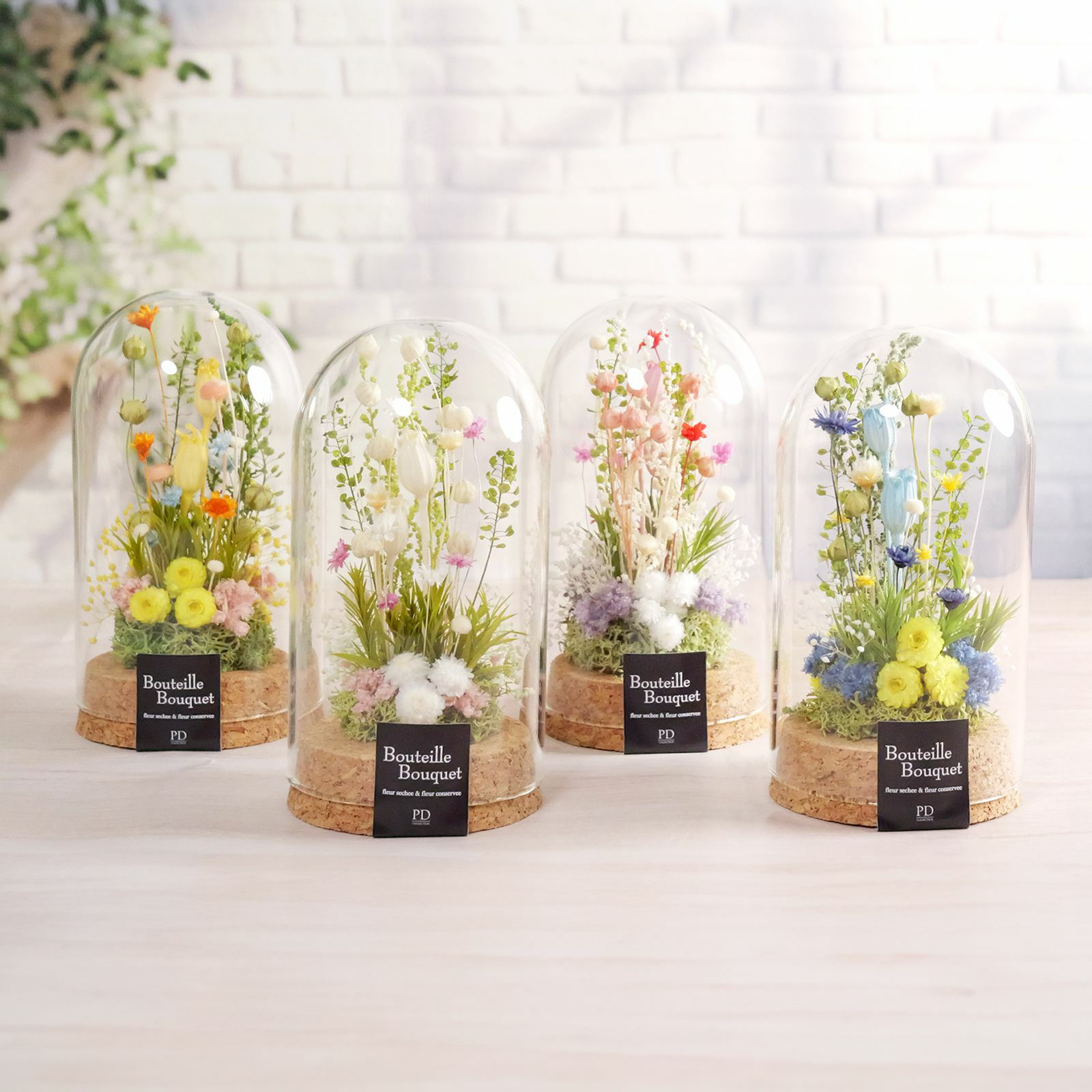 飾る場所を選ばずコンパクトにお花を楽しめるコルクガラスドーム