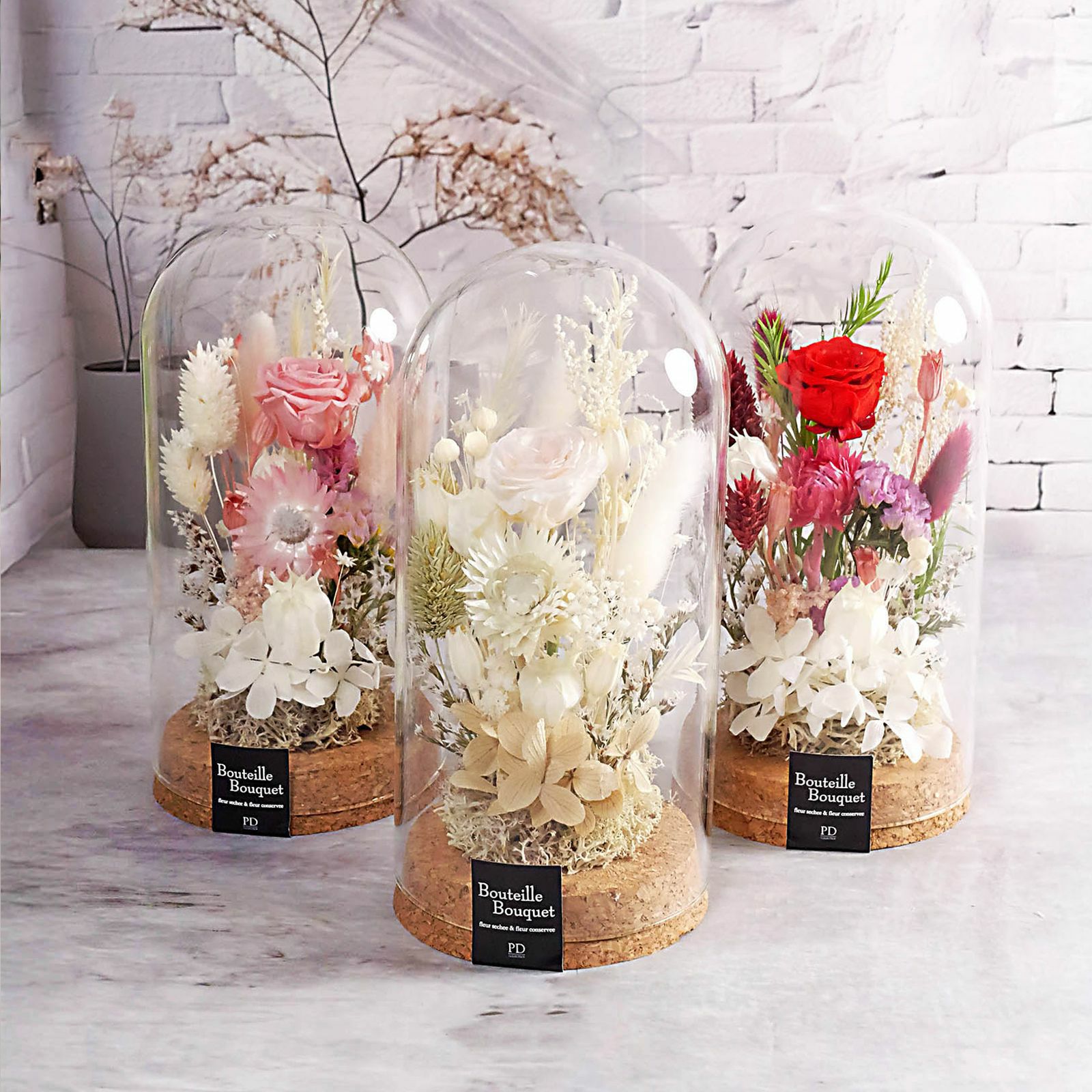 可愛らしいお花アレンジのガラスドームフラワー