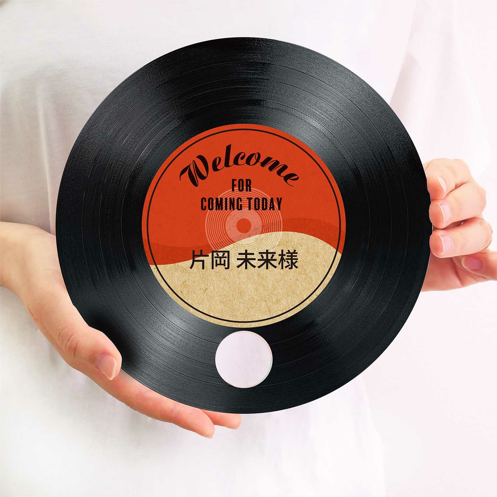 ゲストの記憶に残るユニークなレコード型席札うちわ