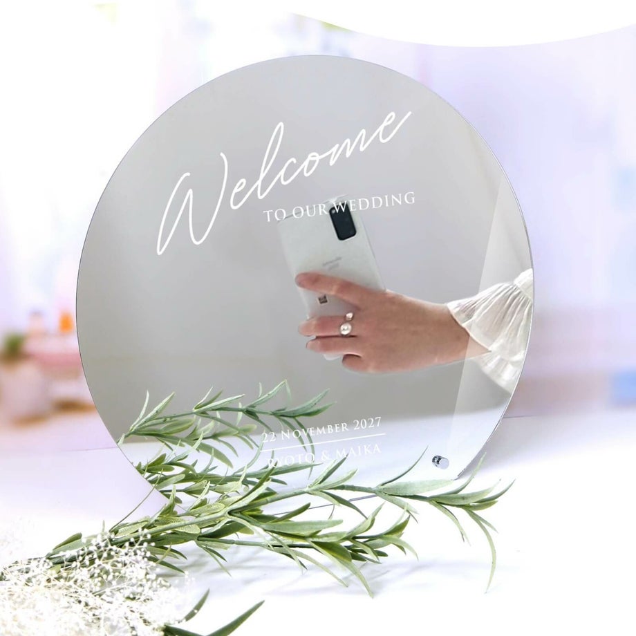 鏡越しショットが撮れる新郎新婦もゲストも楽しめる演出型アクリルミラーウェルカムボード