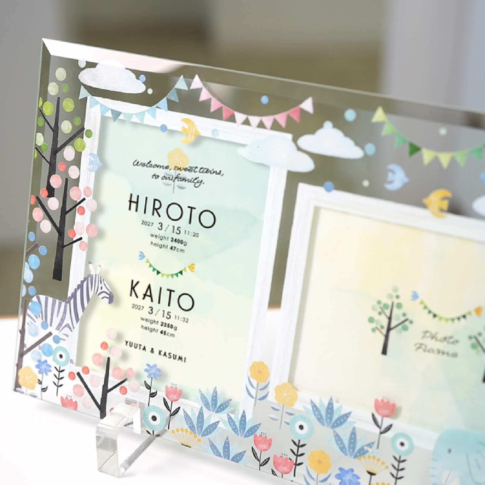 透明感あふれるガラスに絵柄をUV印刷した命名書