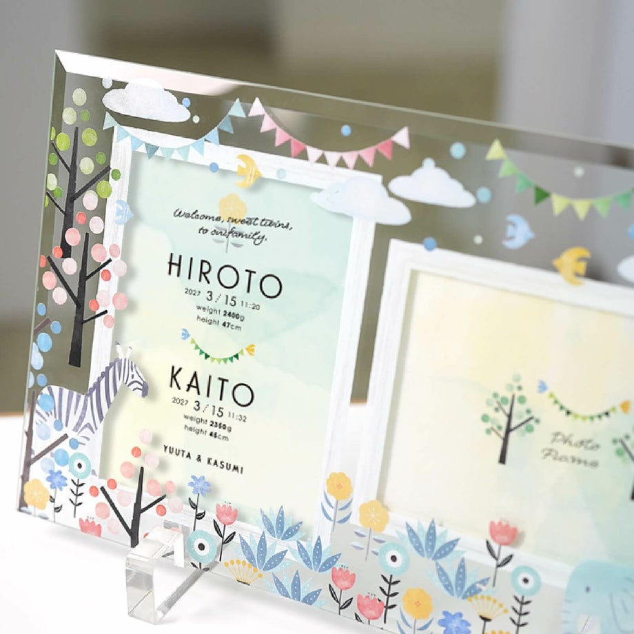 透明感あふれるガラスに絵柄をUV印刷した命名書