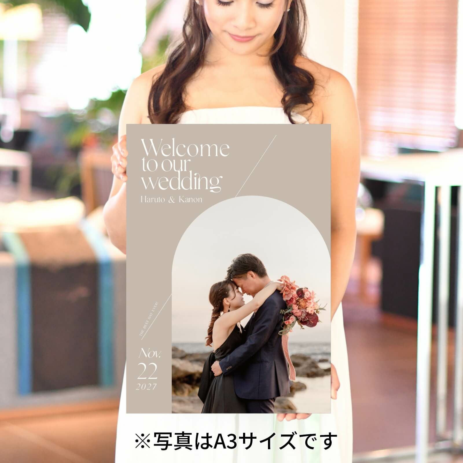 フォトパネル写真ウェルカムボードを持っている花嫁