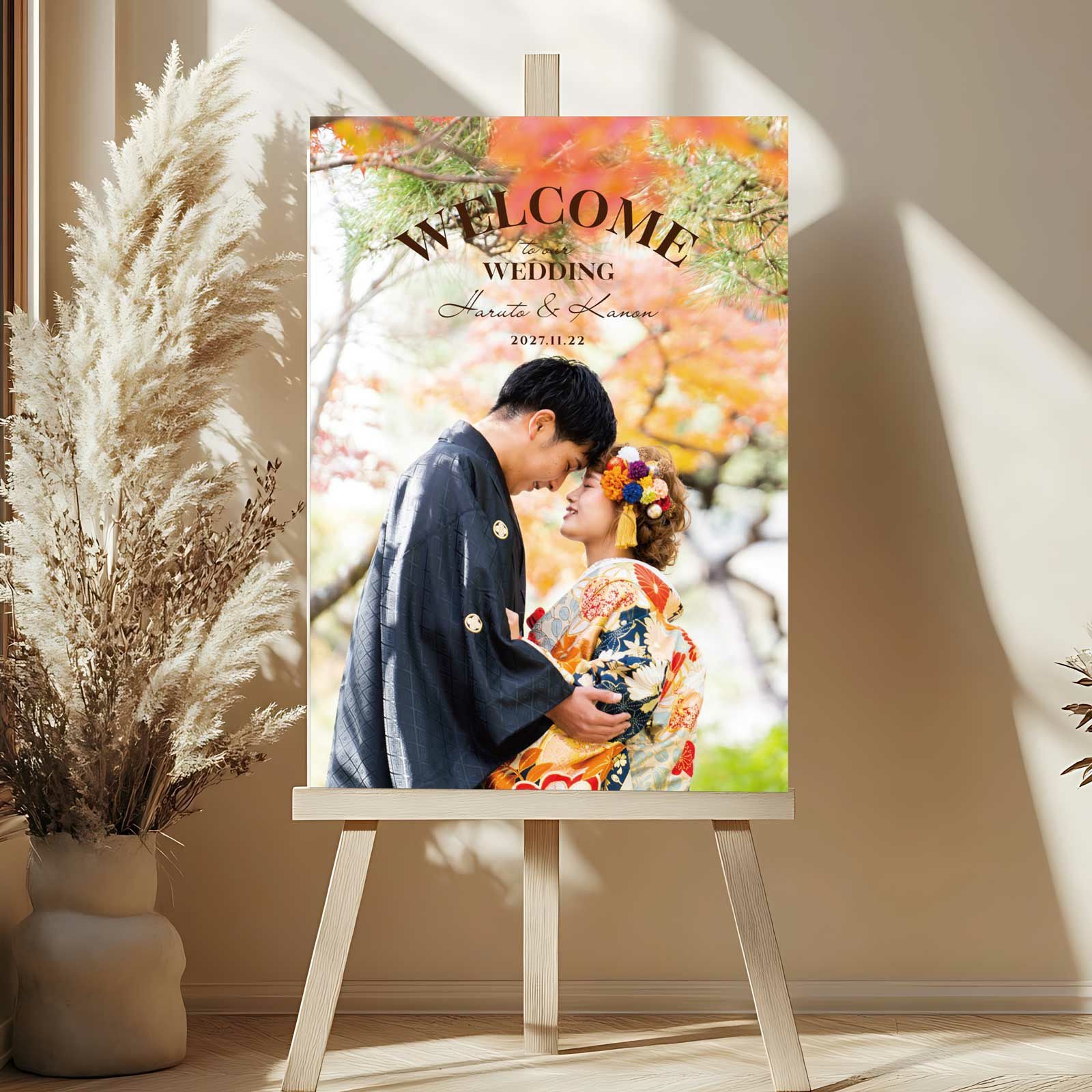 紅葉が美しい背景に和装の新郎新婦の写真を使ったフォトウェルカムボード