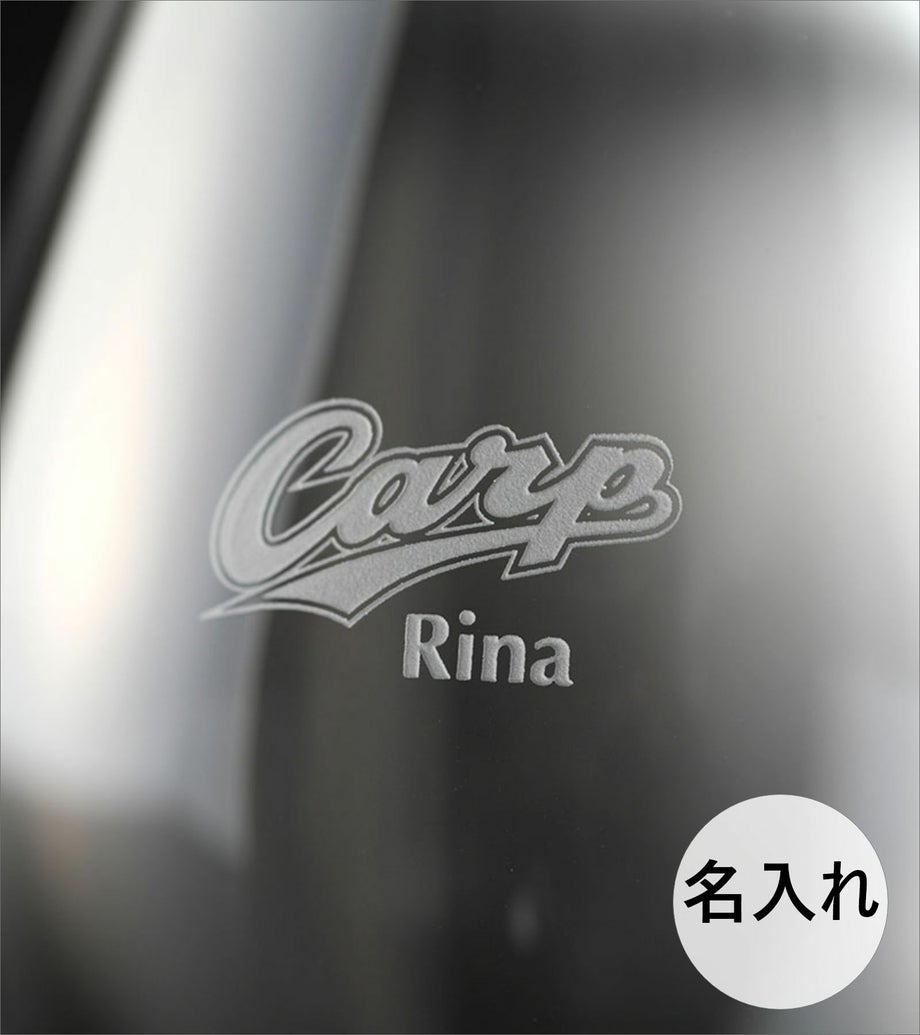 ロゴの下に名入れ彫刻したグラス