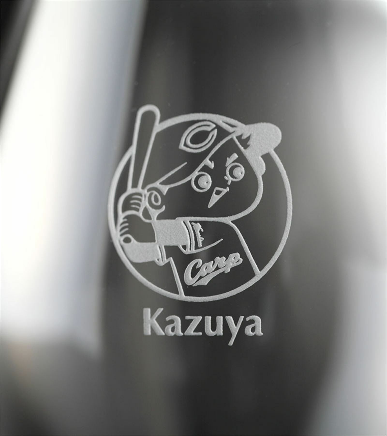 ロゴの下に名入れ彫刻したグラス拡大