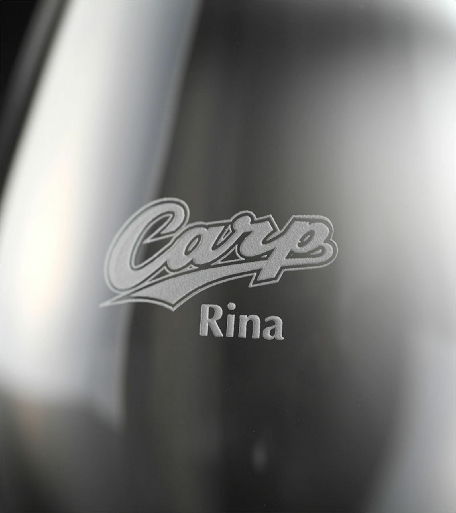 ロゴの下に名入れ彫刻したグラス拡大