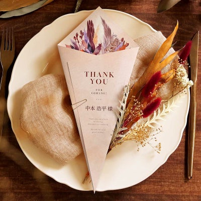 深みのあるカラーをベースにしたデザイン席札メニュー表花束