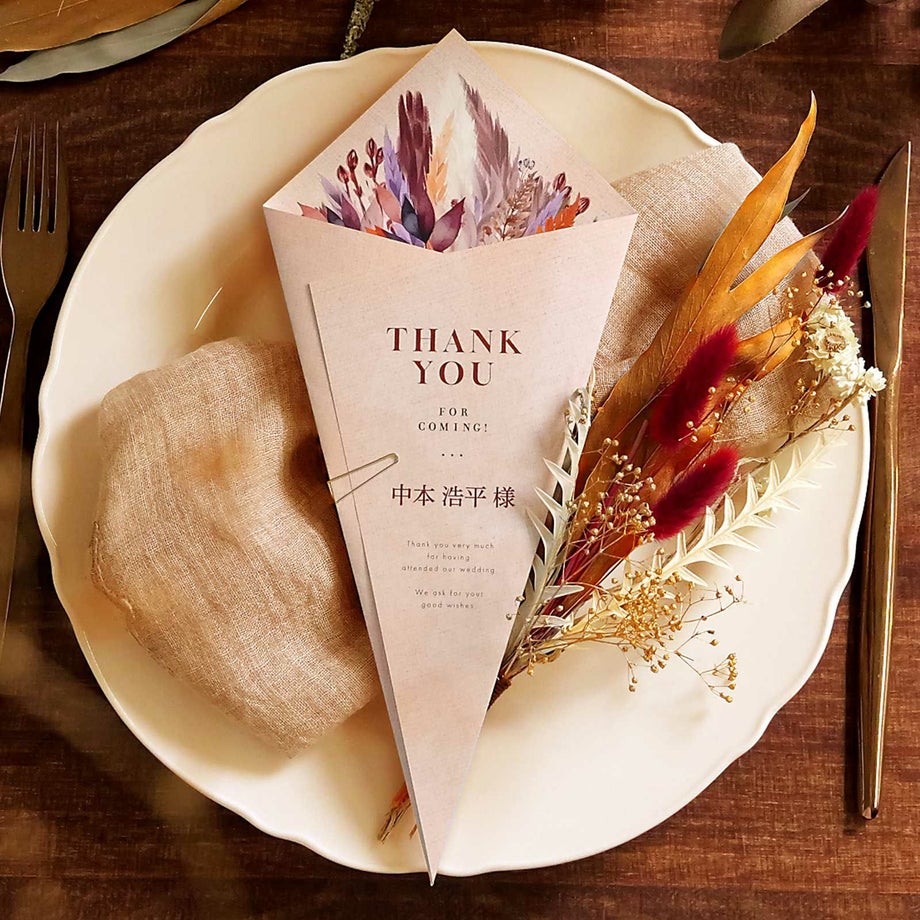 深みのあるカラーをベースにしたデザイン席札メニュー表花束